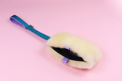 Pouch Owca M (turkus) - szarpako-kieszonka z owczym futrem 