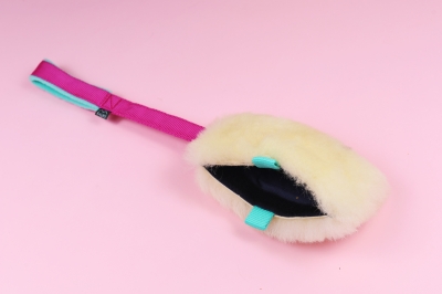 Pouch Owca M (fuksja) - szarpako-kieszonka z owczym futrem 